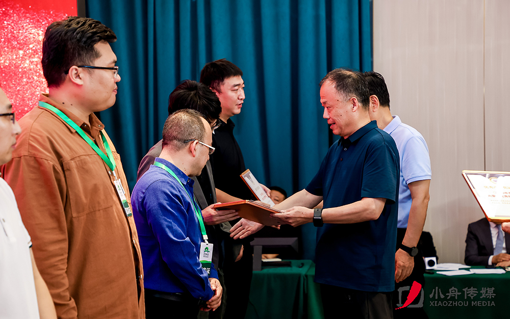 优秀产品颁奖3人车精准定位格式.jpg