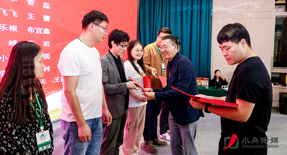 优秀人才颁奖1人车精准定位格式.jpg